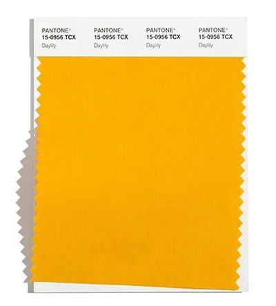 2021秋冬女裝十大流行色 晴空藍(lán)、嫩粉紅等色彩都很美(圖29)